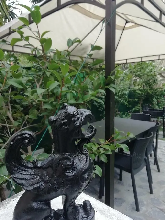 Roel Garden View Apartment La Spezia Italy